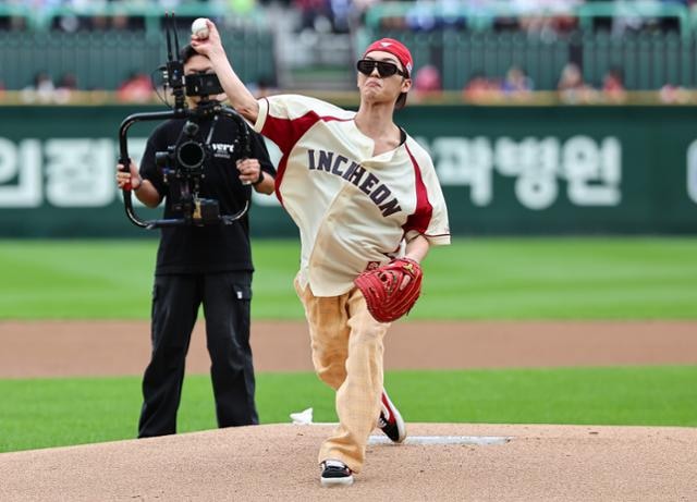 최현욱, 어린이 팬에 강속구 시구 논란!!