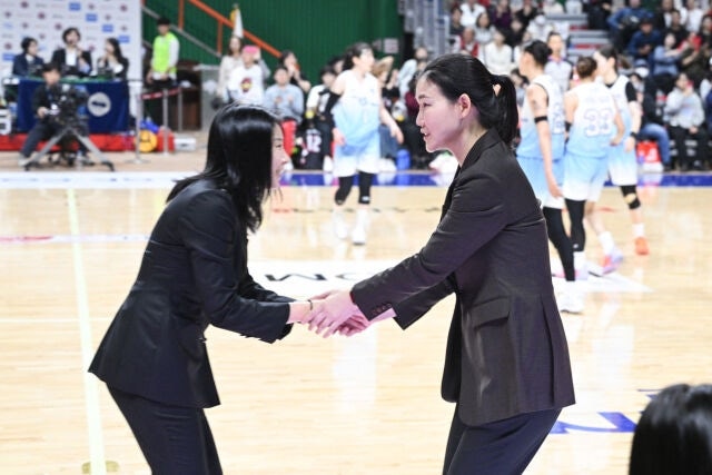 BNK 썸, 신한은행 꺾고 개막전 승리…여자 감독 첫 맞대결서 미소