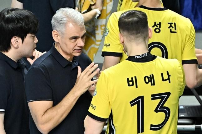 KB손해보험, 2세트 완패 딛고 우리카드 꺾으며 승점 3점 확보