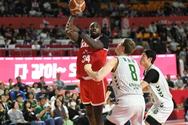 한 달 만의 홈, 버저비터로 시작해 쐐기로 끝낸 워니의 밤