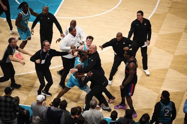 NBA 코트서 주먹 오가는 난투극…선수 4명 무더기 퇴장 소동에 경찰까지 투입