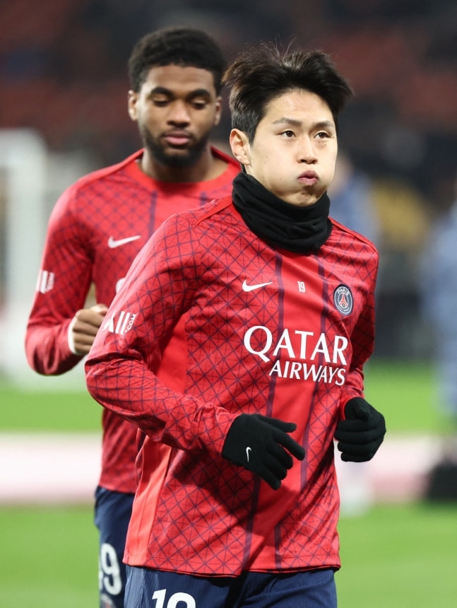 "韓 축구 초대박!" 'LEE, 절대 못 보내' PSG 결단 내렸다…佛 언론 '이강인 이적 차단, 연장 계약 가능성'